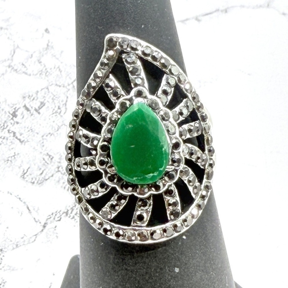Green Glass Silver Tone Ring Marcasite Style Accents Size 6.25‎